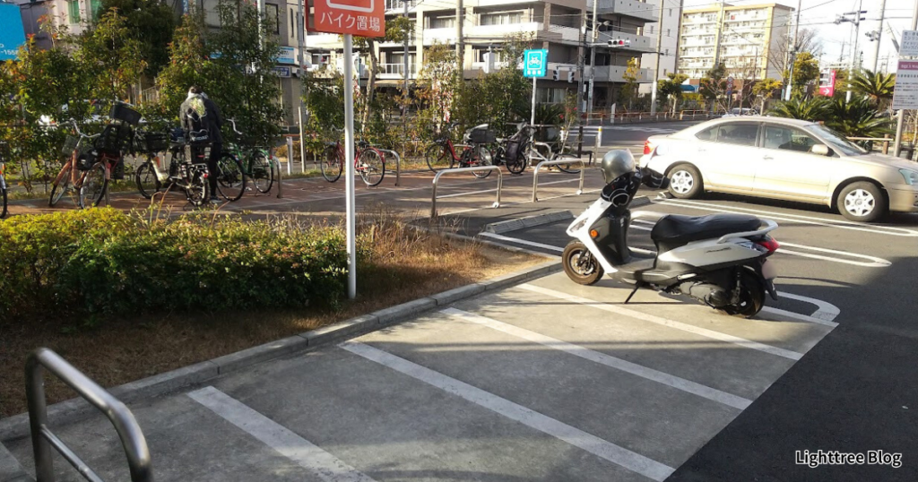 ベルクスモール足立花畑の向かい側にあるバイク置場