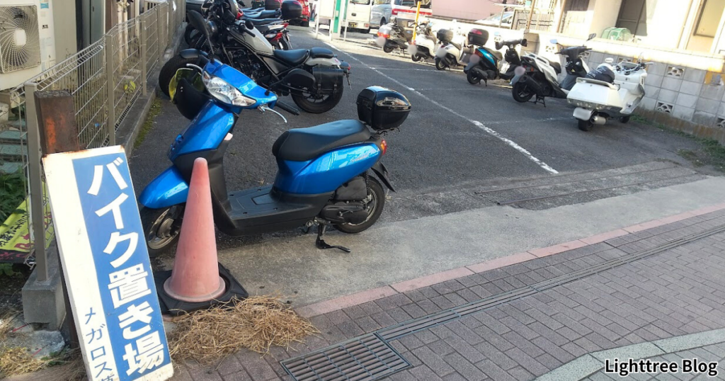 建物の対面にあるバイク置き場