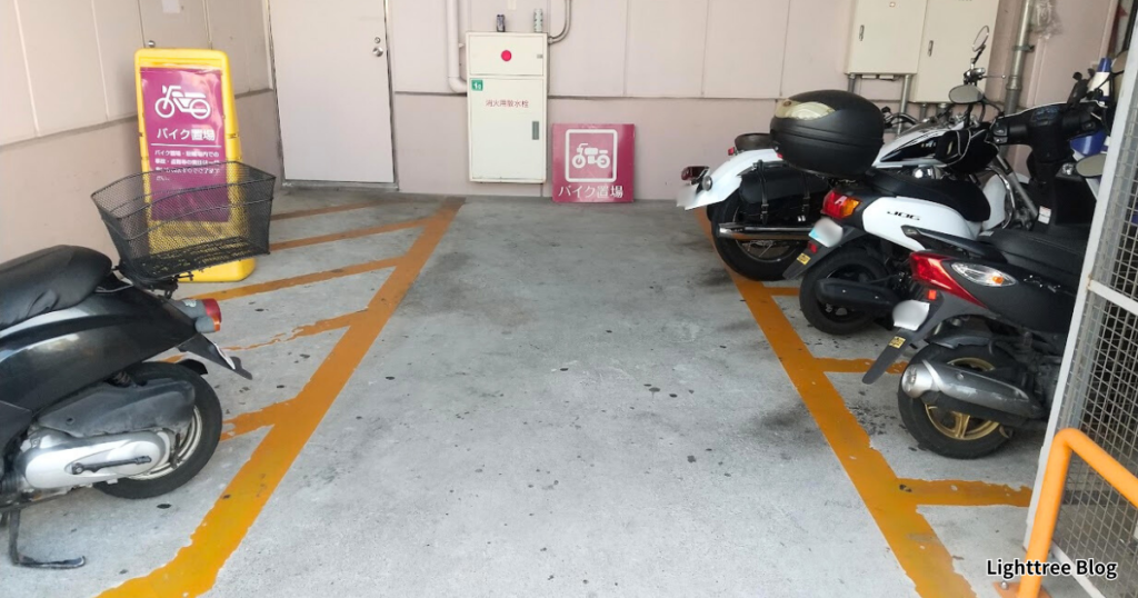 屋根ありのバイク置場