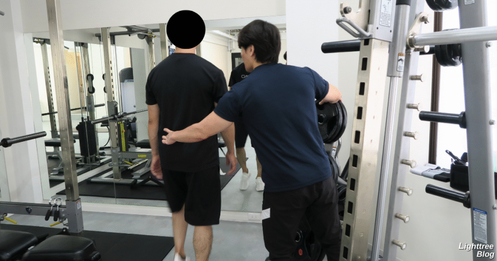 目を閉じて足踏みするkuy（カイ）