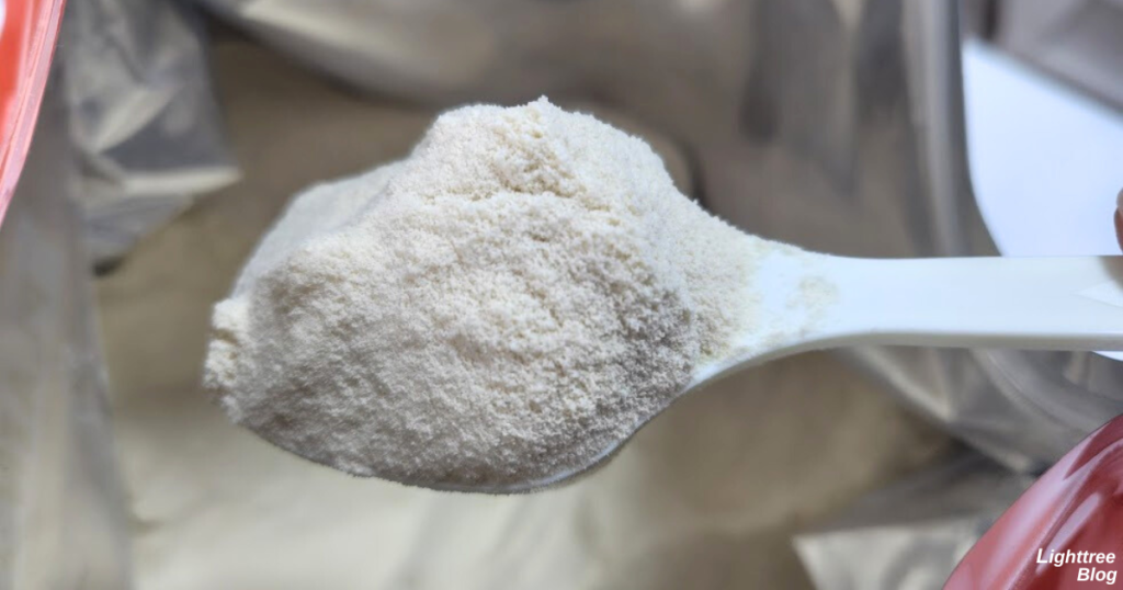 LIMITEST（リミテスト）のホエイプロテイン ULTRA VALUE【プレーン】スプーンですくってみた